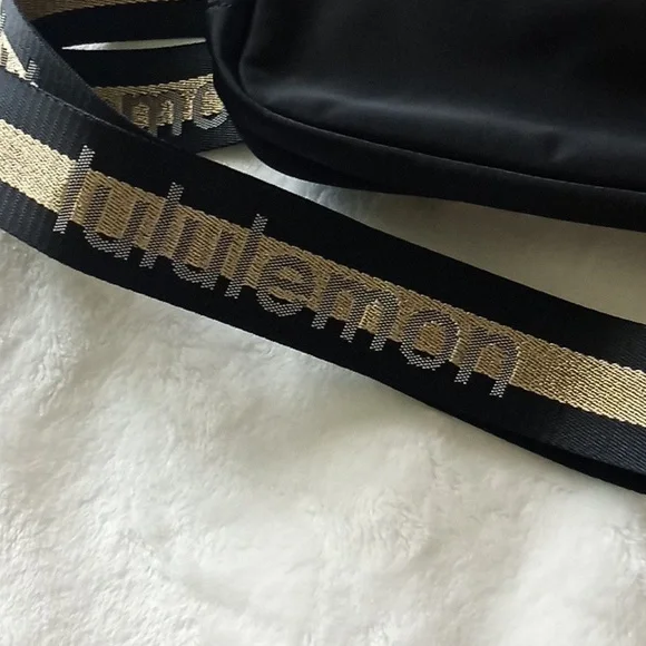 Lululemon gold logo crossbody belr bag - Picture 4 of 10